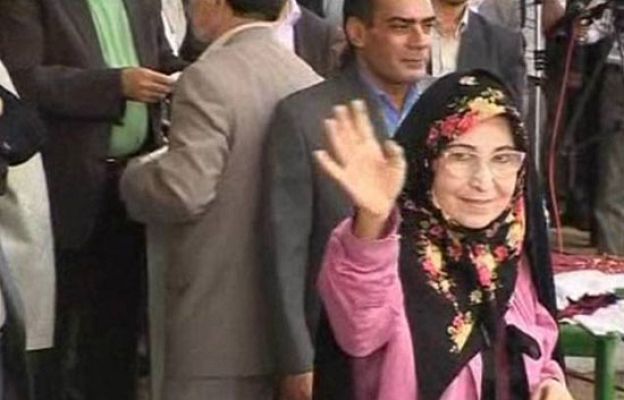  - Una mujer en la tribuna