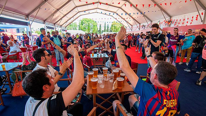 Telediario 1 - Los aficionados del Barça vibran en la 'fan zone' de Sevilla