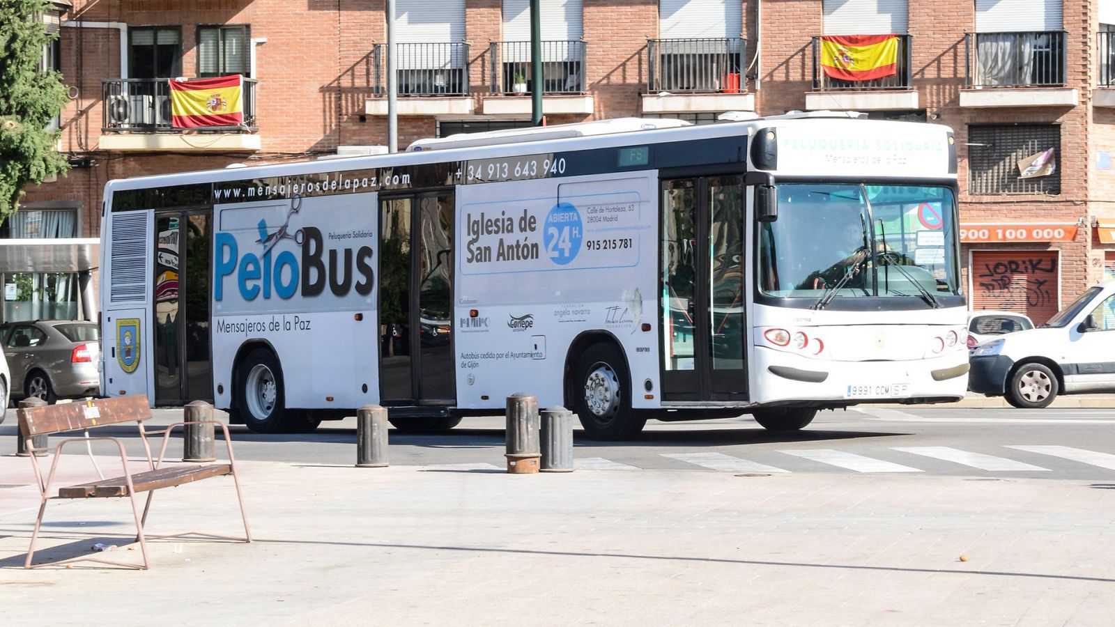 El Pelobus, una peluquería móvil para las personas sin recursos