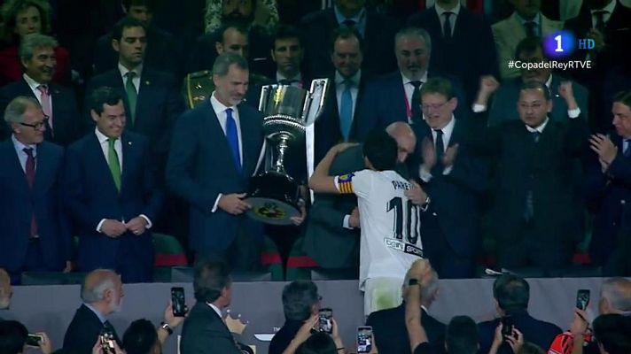  - Felipe VI le entrega la Copa del Rey a Dani Parejo