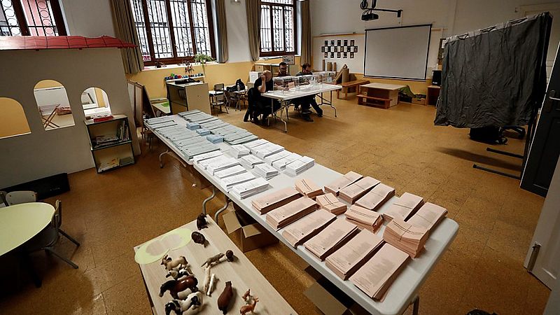 Abren los colegios para las elecciones europeas, municipales y autonmicas