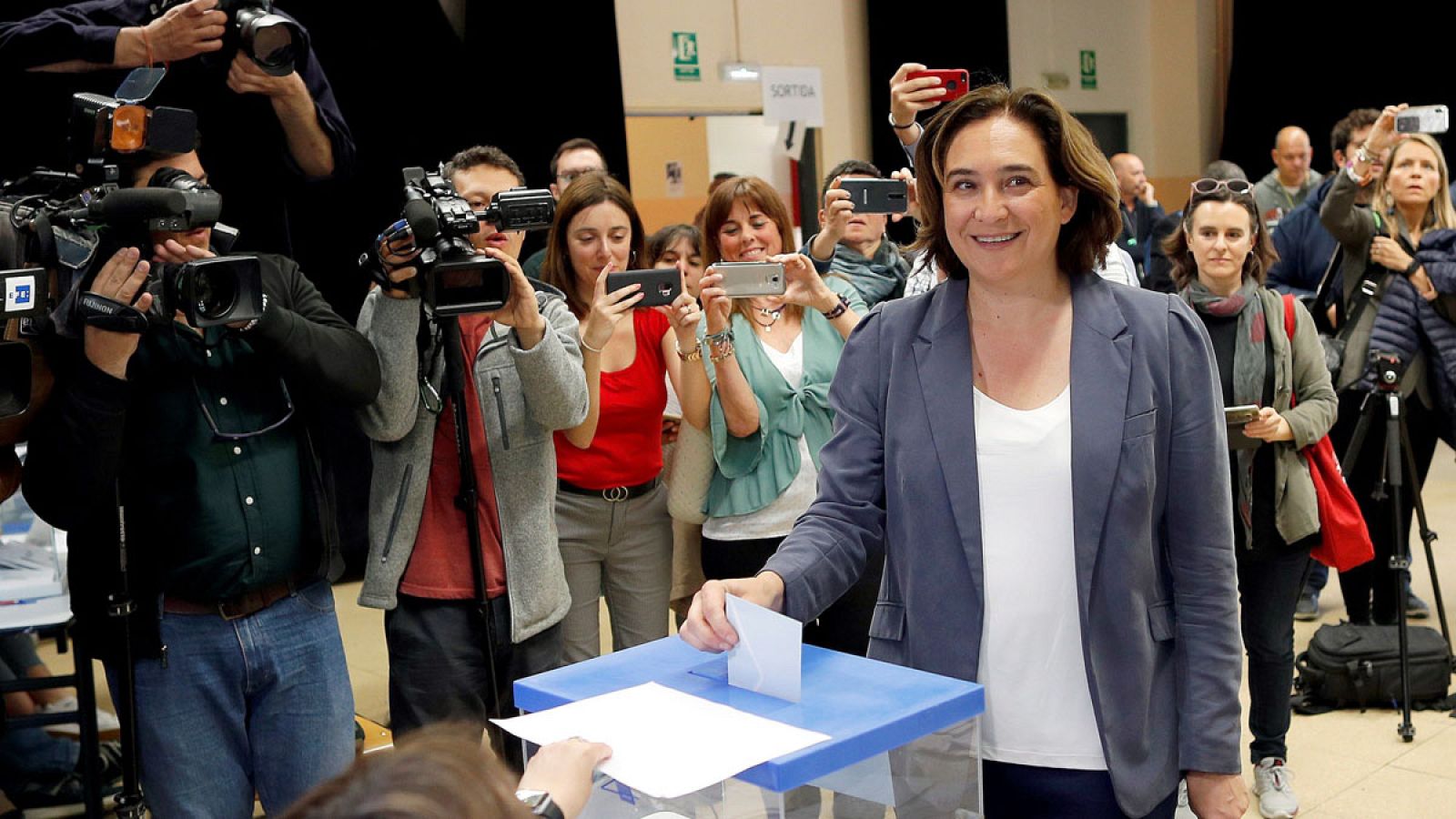 Elecciones municipales y autonómicas 26M|Colau llama a la participación "para conquistar el futuro" de Barcelona - Telediario 1 | Ver