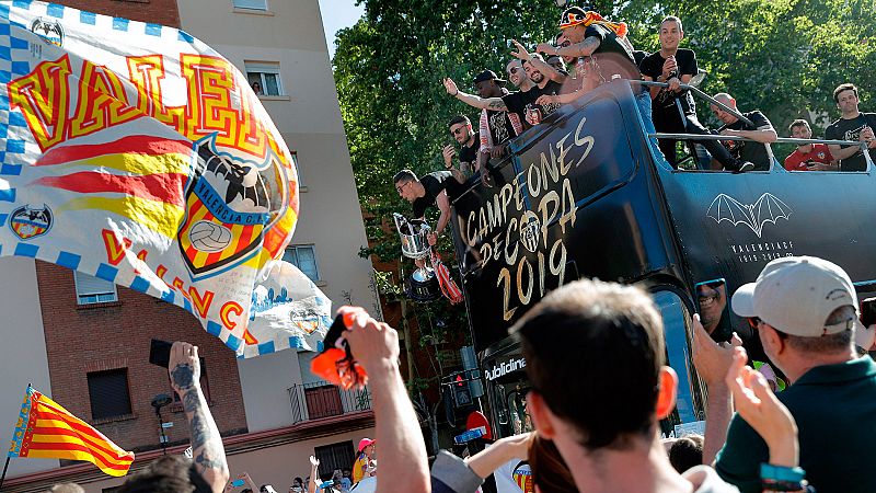 Los jugadores del Valencia pasean la Copa del Rey ganada este sábado en la final al Barcelona por las calles de Valencia camino de Mestalla, que espera a sus ídolos.