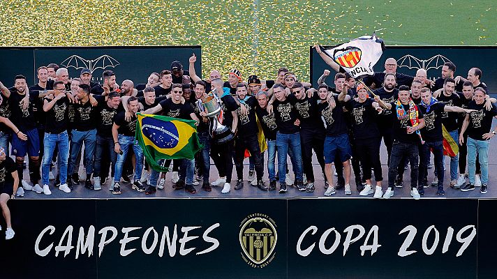 Telediario 1 - El Valencia se da un baño de masas por la Copa