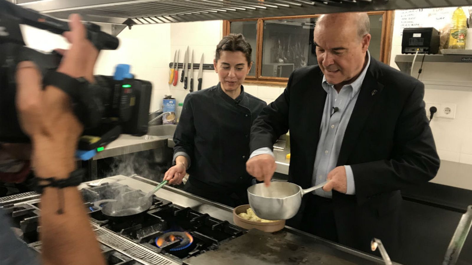 Antonio Resines y lo que queda de tortilla de patata