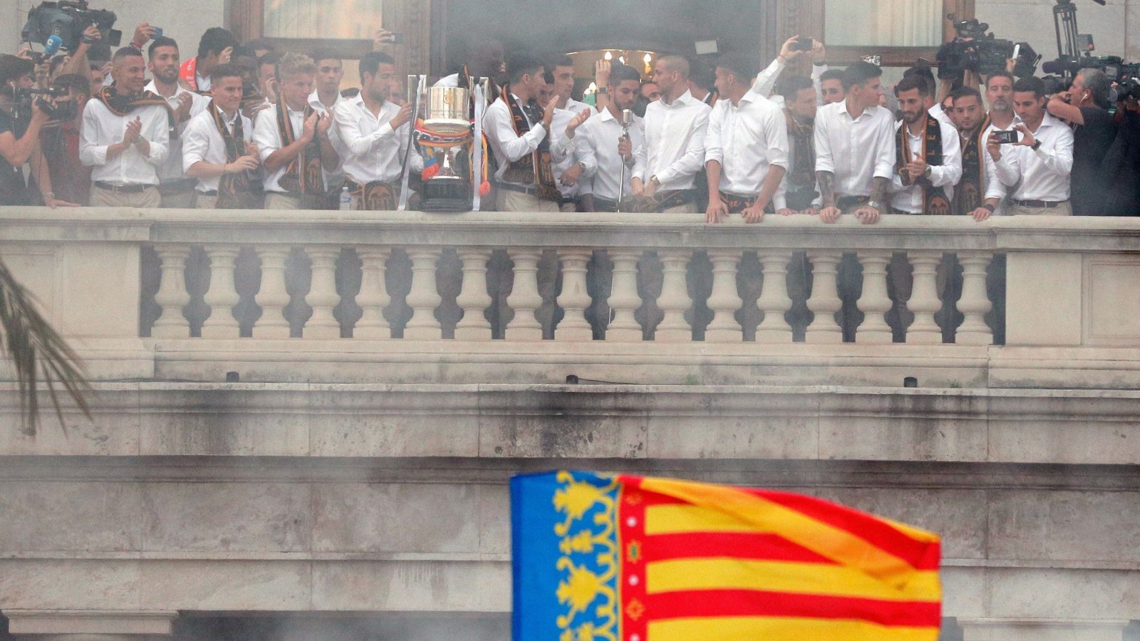 Copa del Rey: El Valencia presenta el trofeo a las autoridades - RTVE.es | Ver