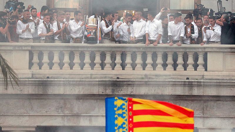 Copa del Rey: El Valencia presenta el trofeo a las autoridades - RTVE.es | Ver