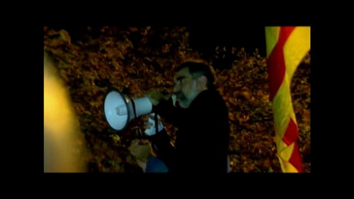 Informativo 24h - Cuixart se dirige a los concentrados en Economía el 20S desde el "altar majestuoso" de los coches de la Guardia Civil