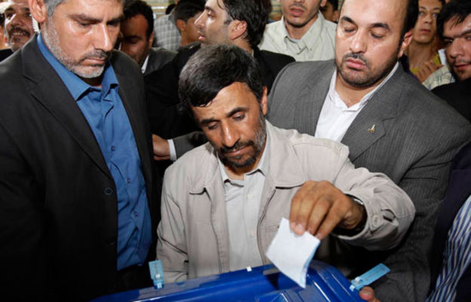 Ahmadineyad se adelanta en la primera ronda con el 61% de los votos escrutados