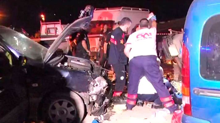 Telediario 1 - Siete inmigrantes heridos en Ceuta tras accidentarse el coche en el que viajaban ocultos