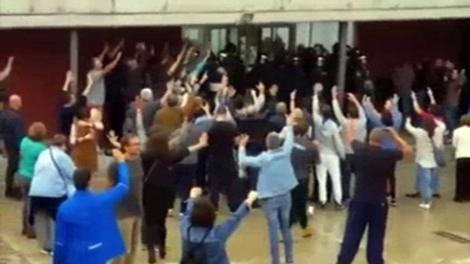 La Policía intenta entrar en un colegio electoral en Dosrius y se retiran finalmente