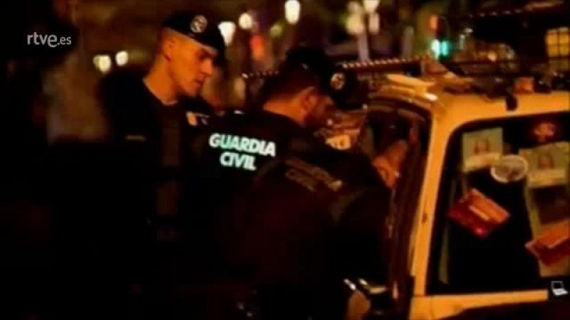 Los guardias civiles comprueban los daños mientras la gente grita "esta noche os vais sin coches"