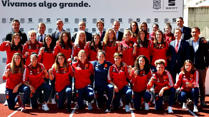 Telediario 1 - La selección española femenina se hace la foto oficial sobre ruedas