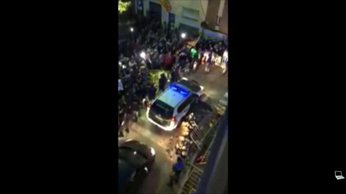 Informativo 24h - Los Mossos retiran las vallas que los concentrados colocan para impedir la salida tras el registro de Unipost