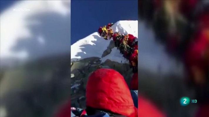 La 2 Noticias - Turismo masivo en el Everest