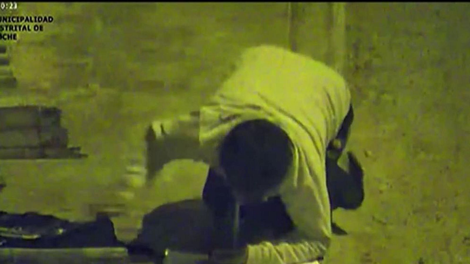 El niño que estudiaba bajo la luz de una farola | Ver