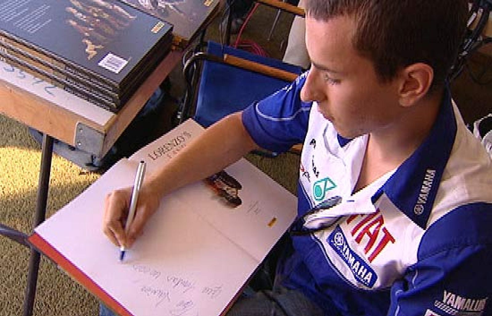 Jorge Lorenzo ha dedicado su cómic 'Lorenzo's Land' a los ganadores del concurso de RTVE.es.