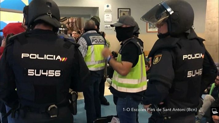 Informativo 24h - Los agentes fuerzan la puerta de las Escolas Pies de Sant Antoni y se llevan las urnas