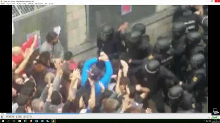 Informativo 24h - Agentes de Policía cargan contra los concentrados en el colegio Verd en Girona