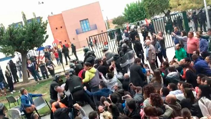 Informativo 24h - Agentes de Policía Nacional derriban a dos personas al entrar en un colegio de Callús el 1-O