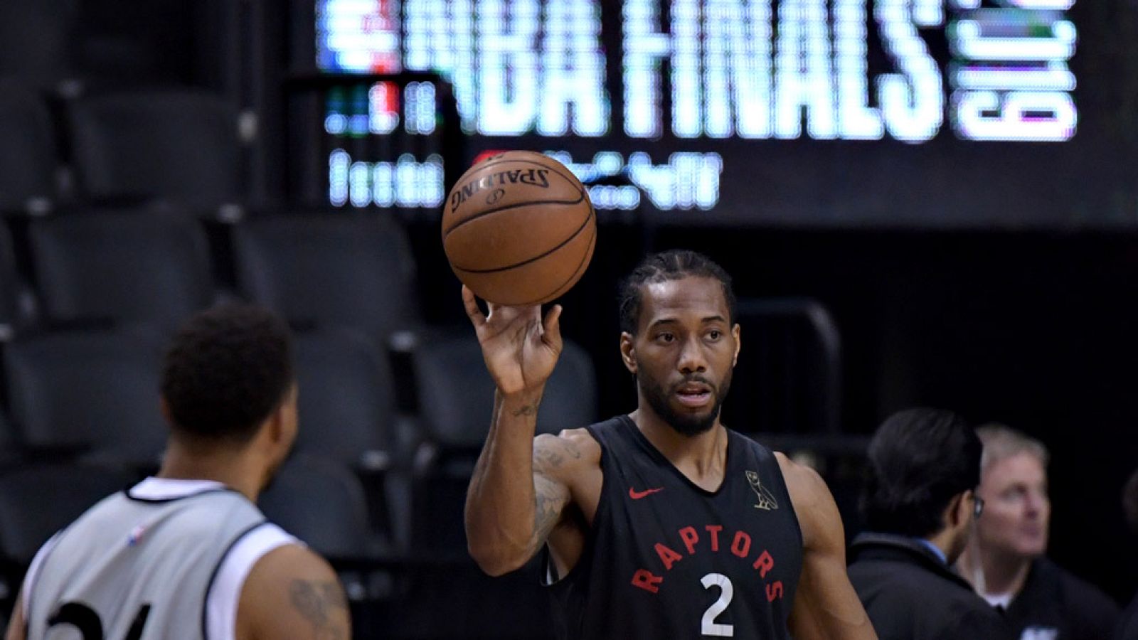 Nadie duda de que el factor Leonard es el que ha conseguido llevar al equipo a las puertas del anillo y el elemento que puede desequilibrar a su favor la serie al mejor de siete partidos contra los invencibles Golden State Warriors que arranca esta n