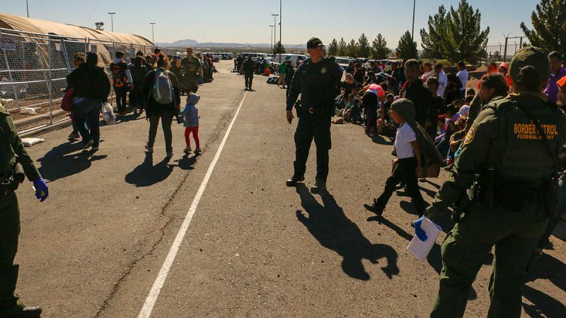 Trump impone aranceles del 5% a todos los productos que lleguen de México y podría subirlos al 25% "hasta que dejen de llegar inmigrantes ilegales"