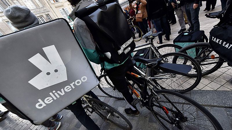 Deliveroo defiende flexibilidad y la asociación repartidores habla de esclavitud