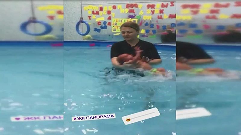Una entrenadora rusa sumerge a niños discapacitados bajo el agua de la piscina como terapia de choque