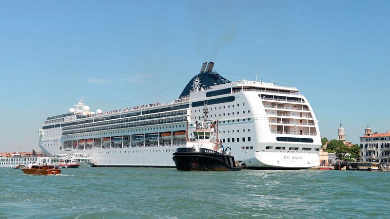 Un crucero choca contra un muelle y un barco turístico en un canal de Venecia