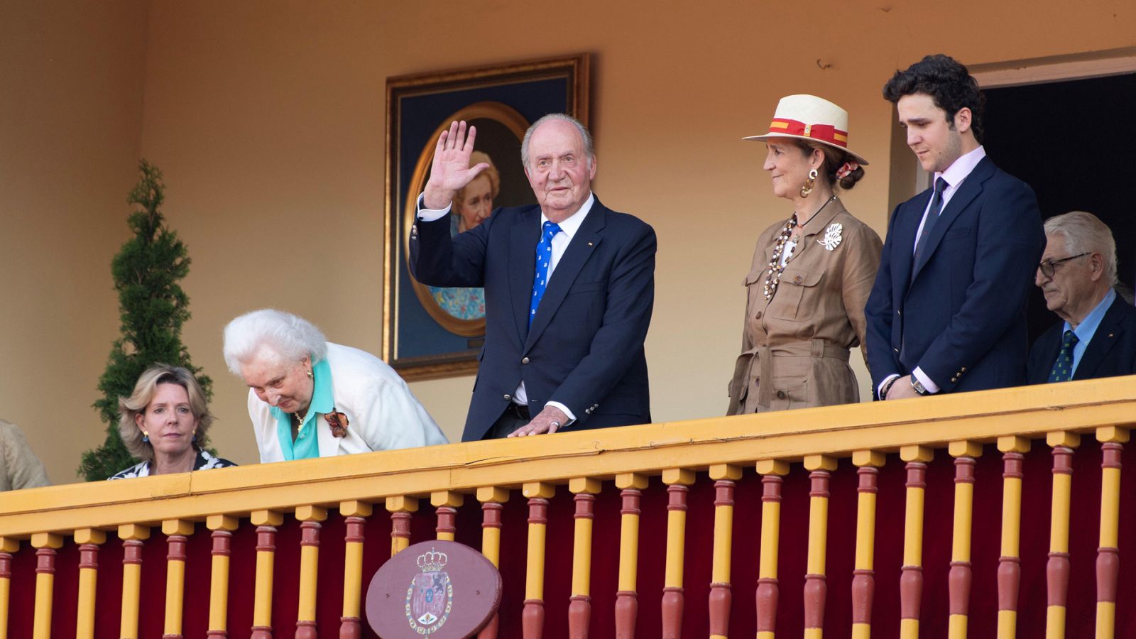 El rey Juan Carlos asiste en Aranjuez a una corrida de toros en homenaje a su madre, doña María de la Mercedes