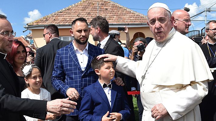 Telediario 1 - El papa concluye su visita a Rumanía en el barrio Barbu Lautaru de Blaj, habitado en su mayoría por personas de etnia gitana