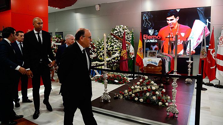 Telediario 1 - El sevillismo y el mundo del fútbol despide a Reyes en el Pizjuán