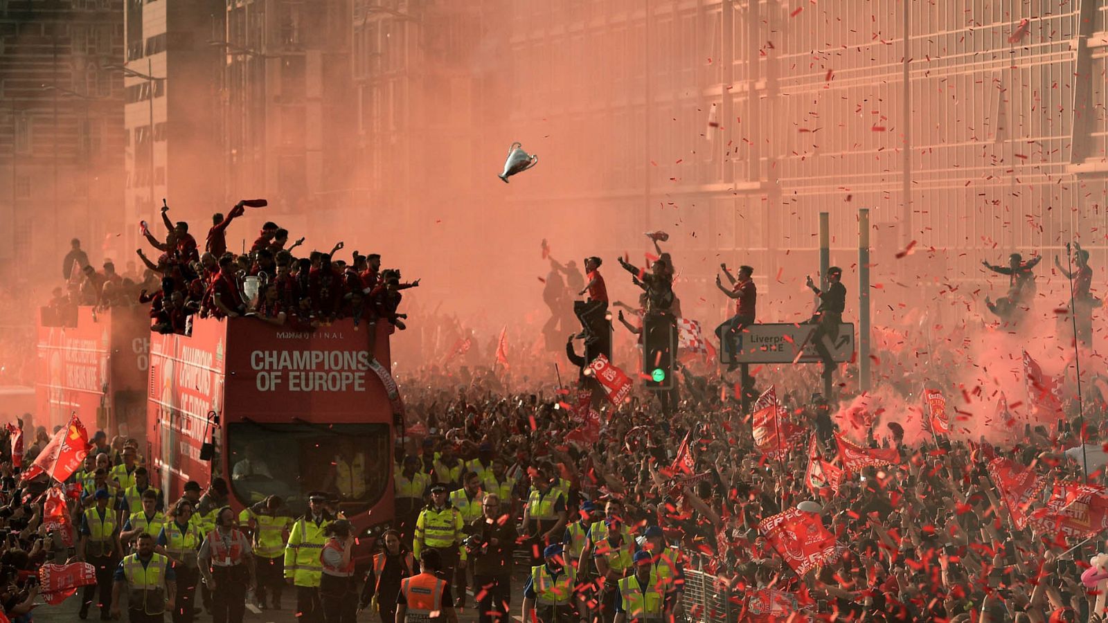 El Liverpool se da un baño de multitudes