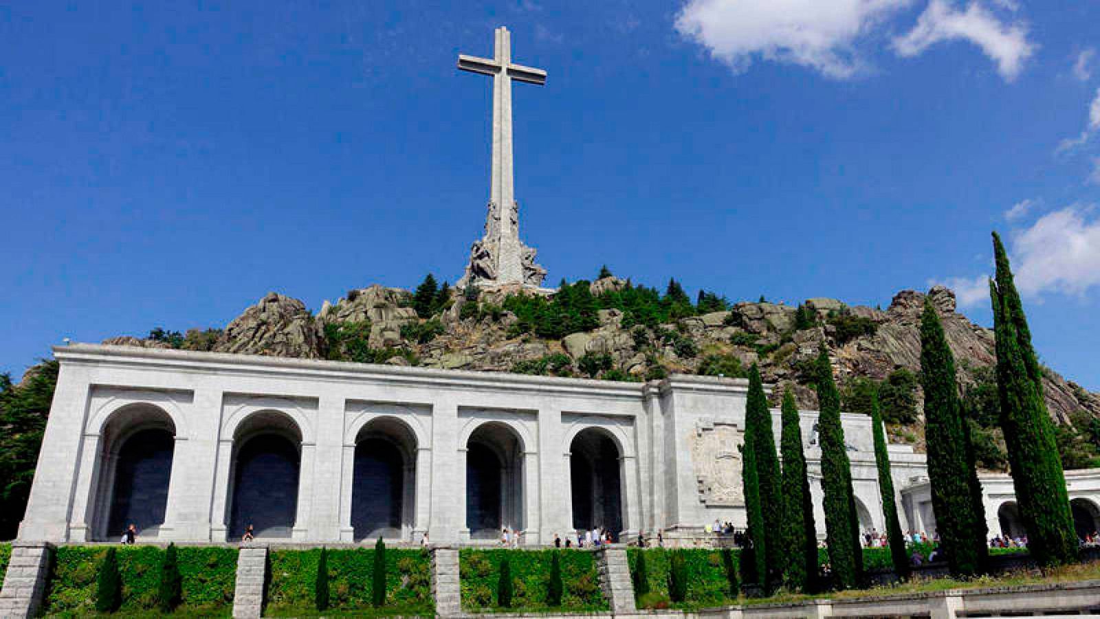 El pulso entre el Gobierno y los contrarios a la exhumación alarga casi un año la salida de Franco del Valle de los Caídos