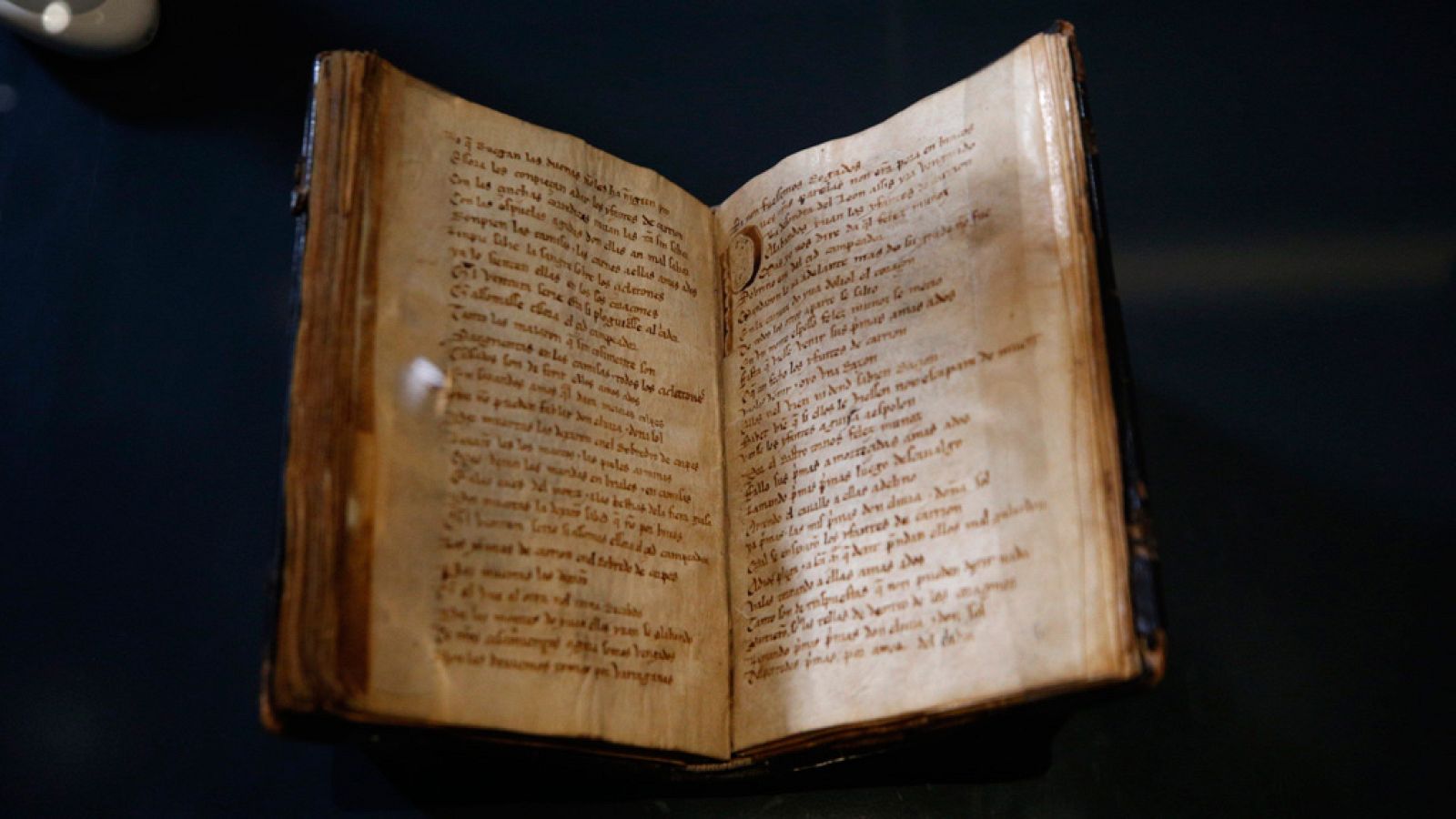 El Códice del Mio Cid sale por 15 días de la cámara acorazada de la BNE | Ver
