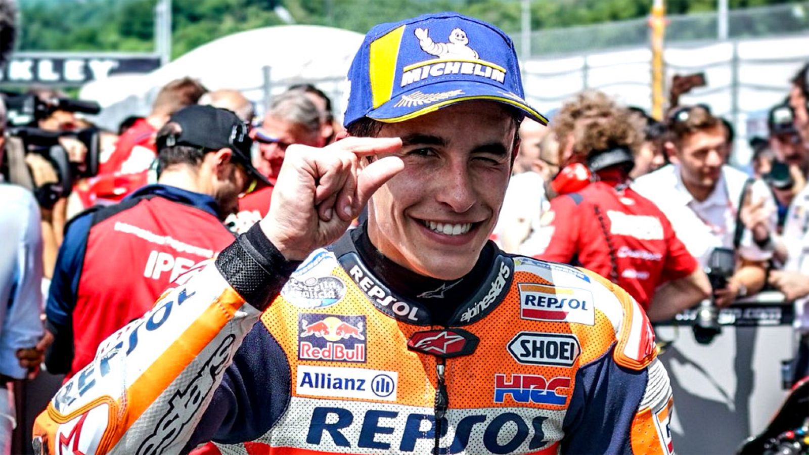¿Que impresiona mas? ¿Ir en una moto de competición a mas de 300 kilometros por hora o volar en un avión a mas de 400 y hacer acrobacias? Una de las pocas personas que puede elegir con conocimiento de causa es Marc Marquez.