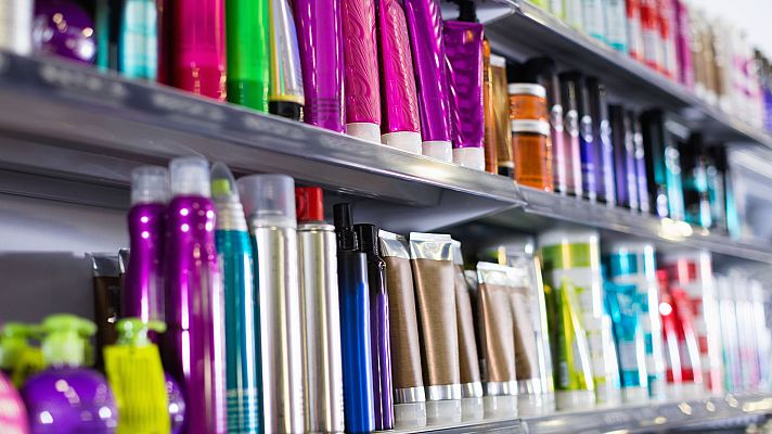 Telediario 1 - Francia prohibirá la destrucción de los productos que las empresas no vendan