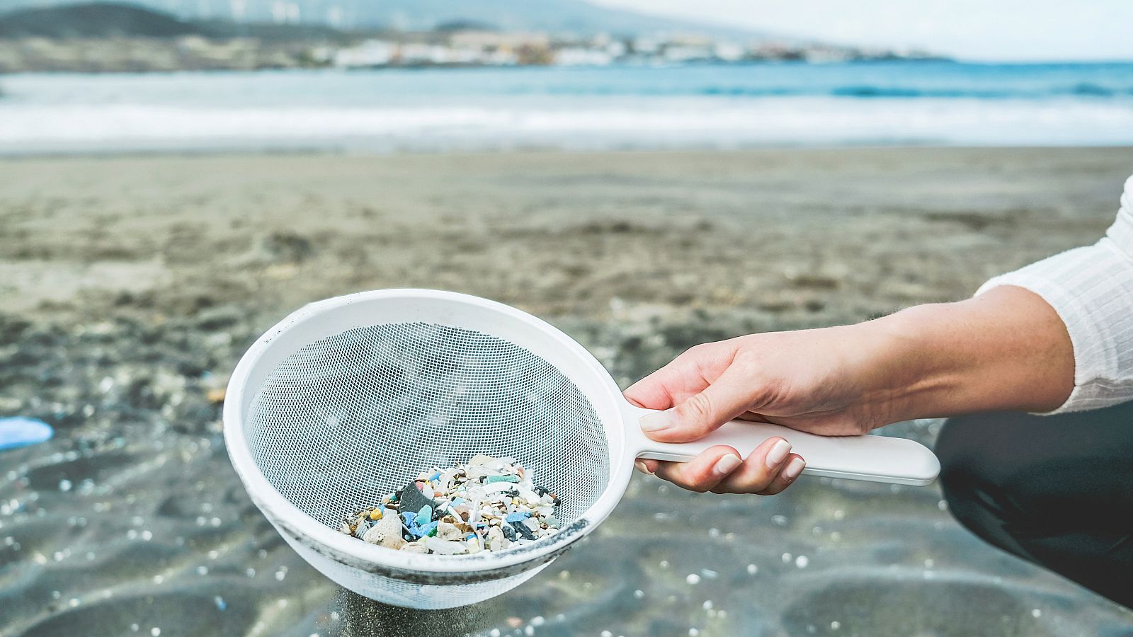 Según un estudio de investigadores canadienses, la contaminación de los océanos por microplásticos afecta directamente al ser humano. Al año, una persona consume hasta 120.000 partículas de microplásticos disueltas en la comida y el agua.