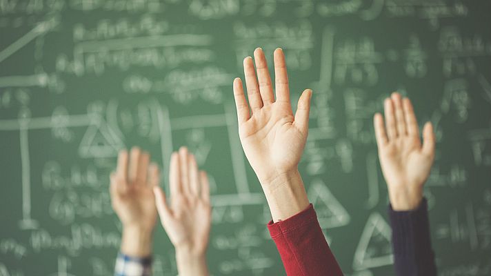 Telediario 1 - Los regalos a profesores dividen a la comunidad de padres