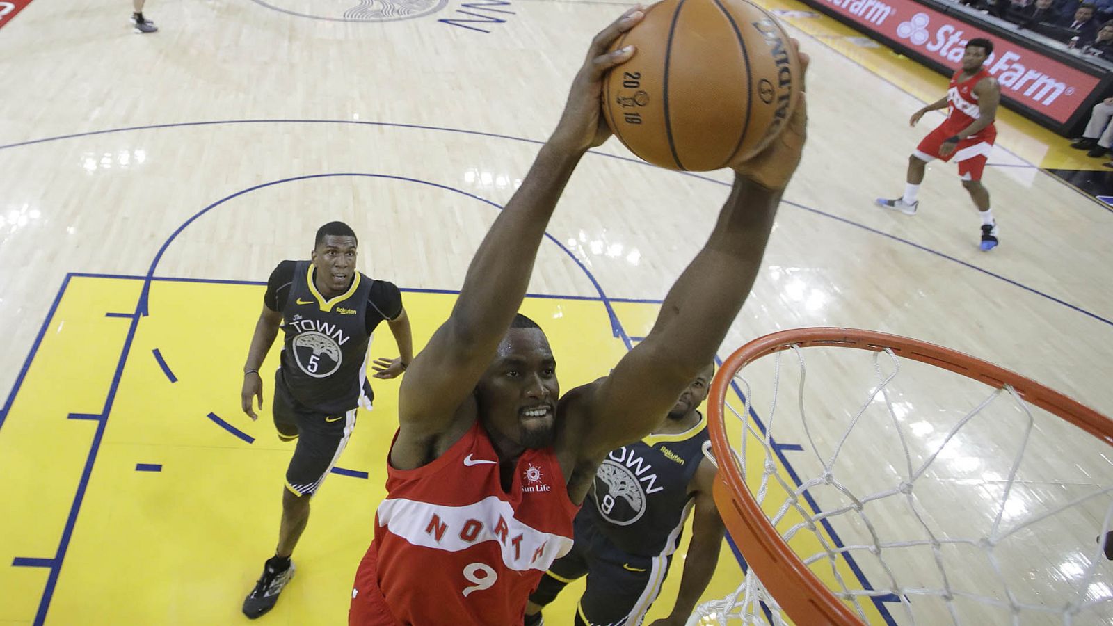 Leonard e Ibaka silencian a los Warriors y los Raptors acarician el título