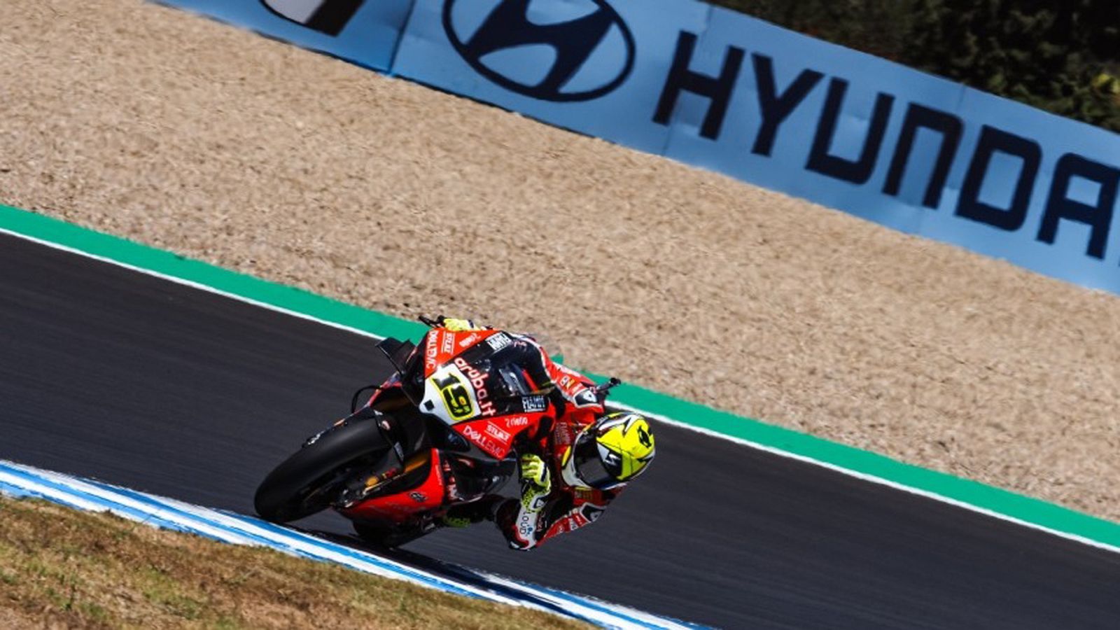 Bautista se exhibe en casa