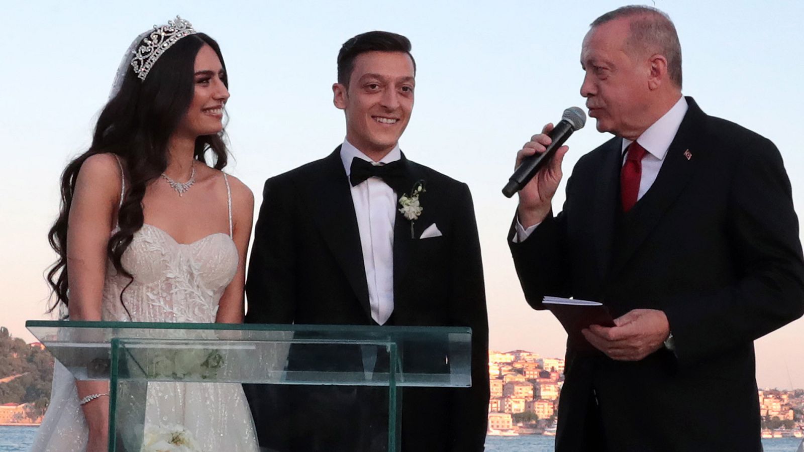 Özil y su esposa costean 1.000 operaciones a niños necesitados con motivo de su boda