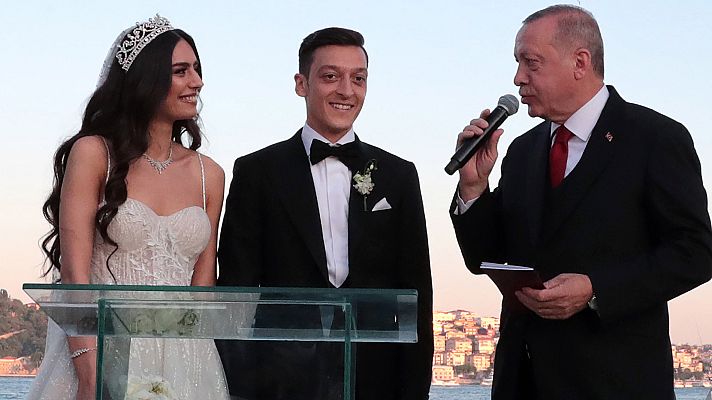 Telediario 1 - Özil y su esposa costean 1.000 operaciones a niños necesitados con motivo de su boda