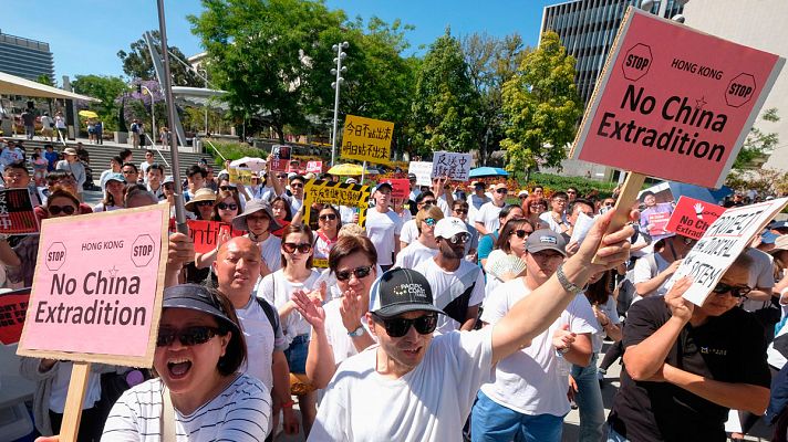 Telediario 1 - Hong Kong se opone a la extradición de fugitivos a China con una multitudinaria manifestación