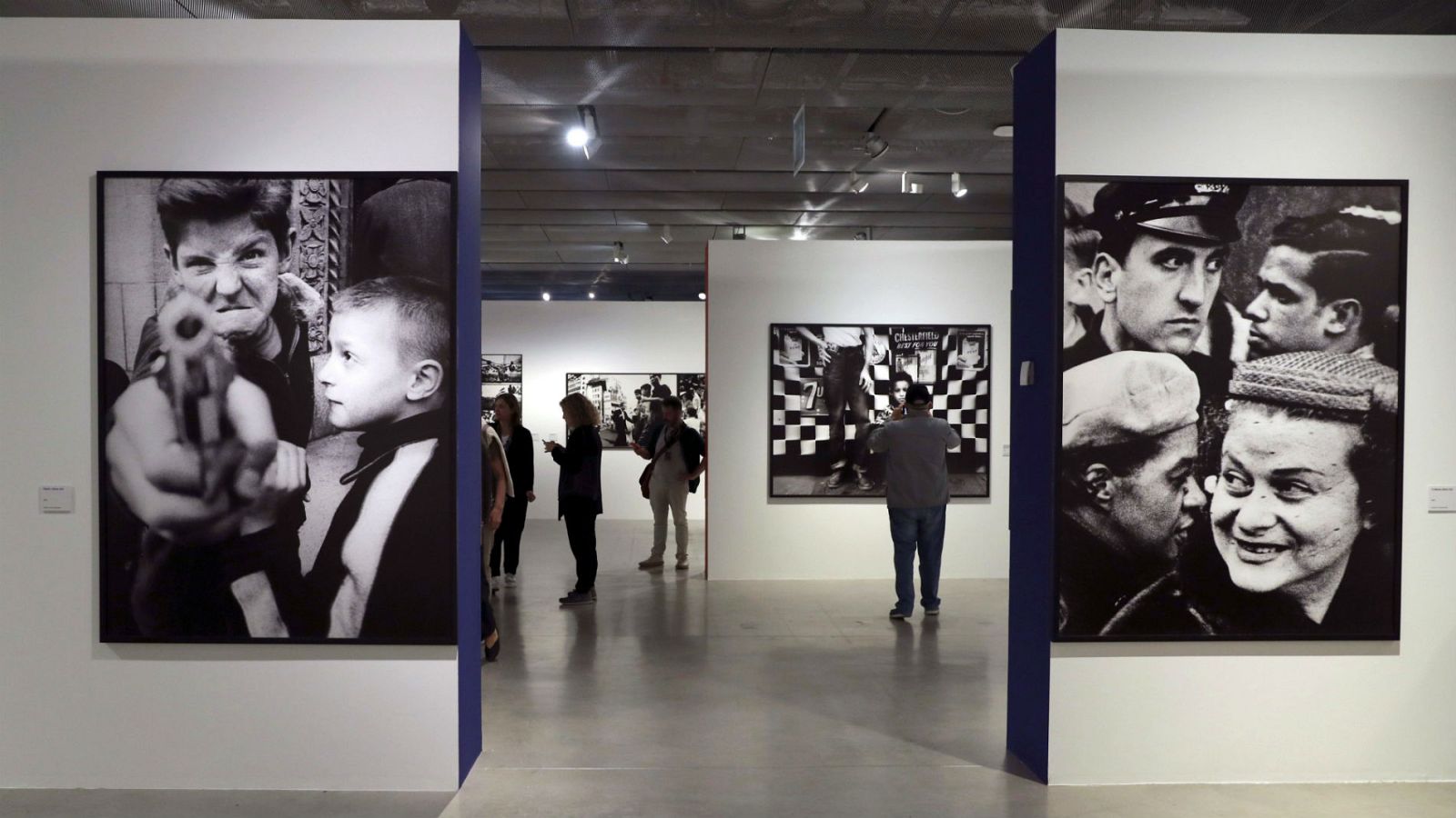 Una exposición recoge 200 obras artísticas del fotógrafo William Klein