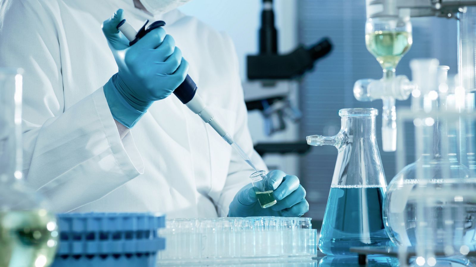 Un nuevo fármaco contra el cáncer se está probando con éxito en 40 pacientes de Barcelona, Nueva York y Toronto. Lo han desarrollado investigadores del Instituto de Oncología Vall d'Hebron y podría servir para reducir tumores muy agresivos de páncrea