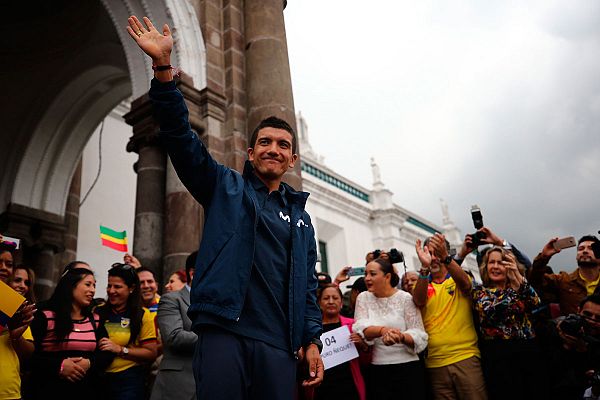 Telediario 1 - Carapaz ofrece su 'maglia rosa' al pueblo ecuatoriano