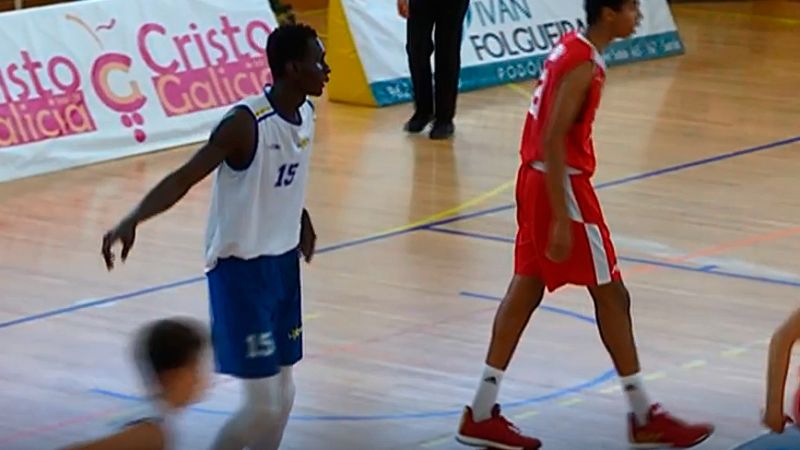 Un pequeño 'gigante' de Mali que triunfa en el baloncesto español