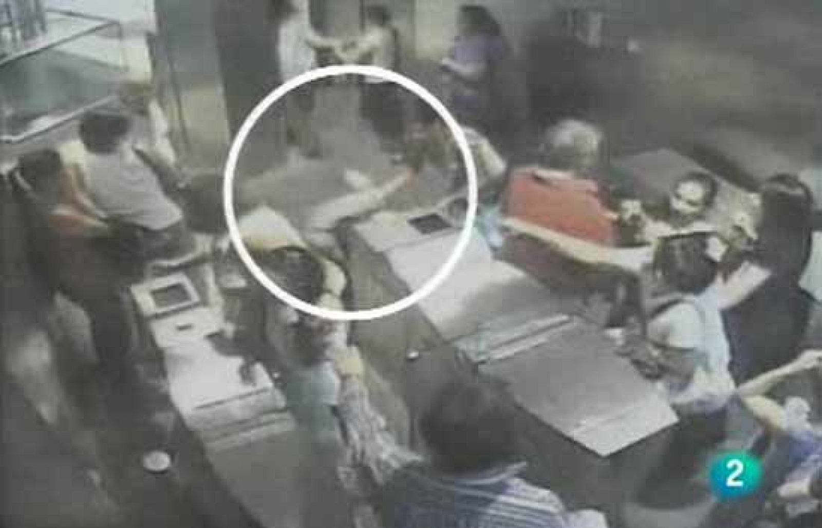 Muere en el metro ante la indiferencia ciudadana | Ver