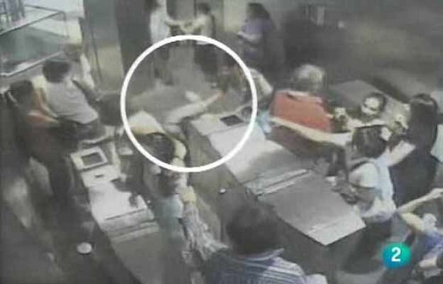 La 2 Noticias - Muere ante la indiferencia ajena